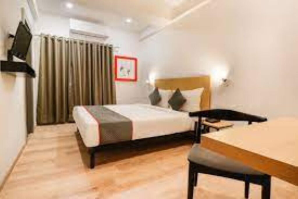 How to reach Oyo Townhouse 325 South Tukoganj oyo townhouse 325 south tukoganj